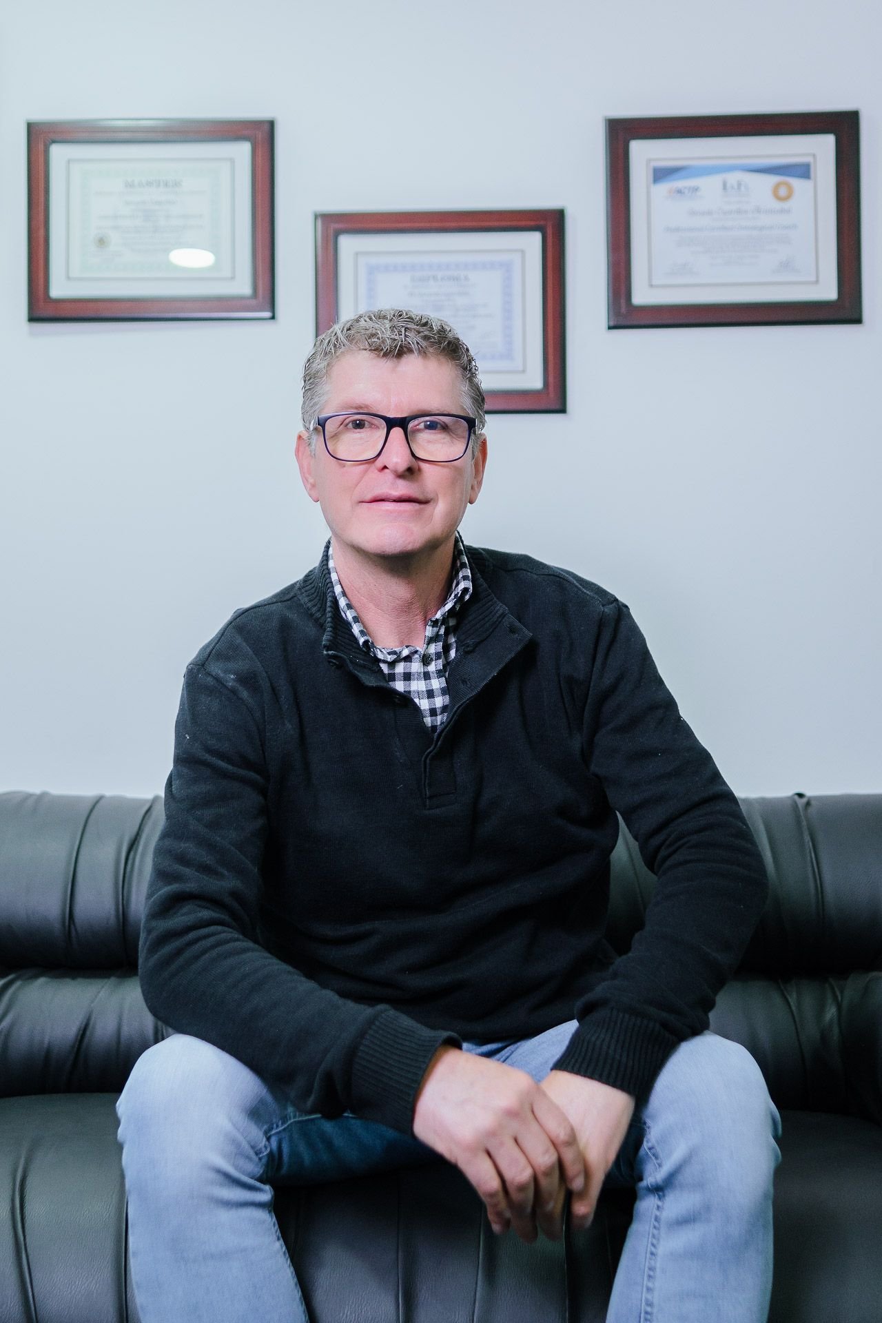 Gerardo Castrillón Aristizábal, hipnoterapeuta introspectivo, en su consultorio del Park Way en Bogotá